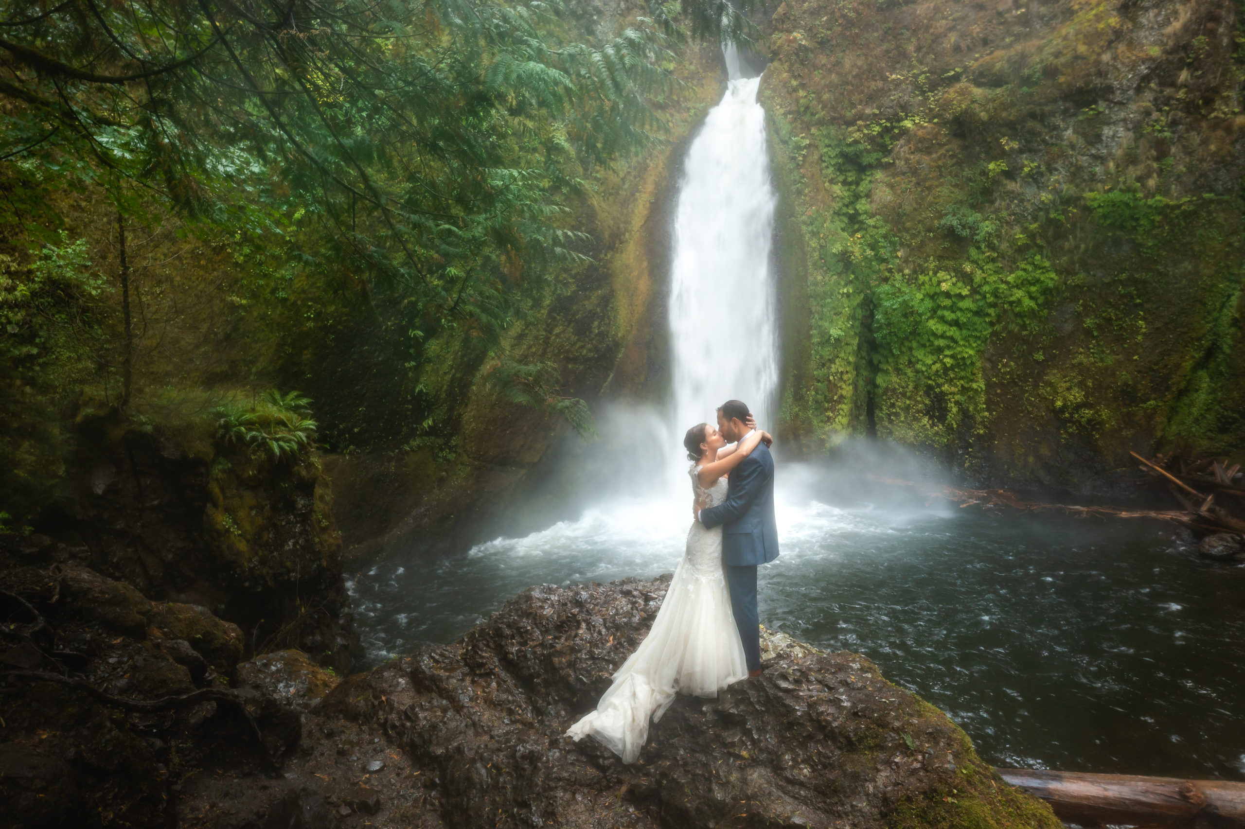 Photography of a couple having their wedding at Wahclella Falls in the Columbia River Gorge, Oregon