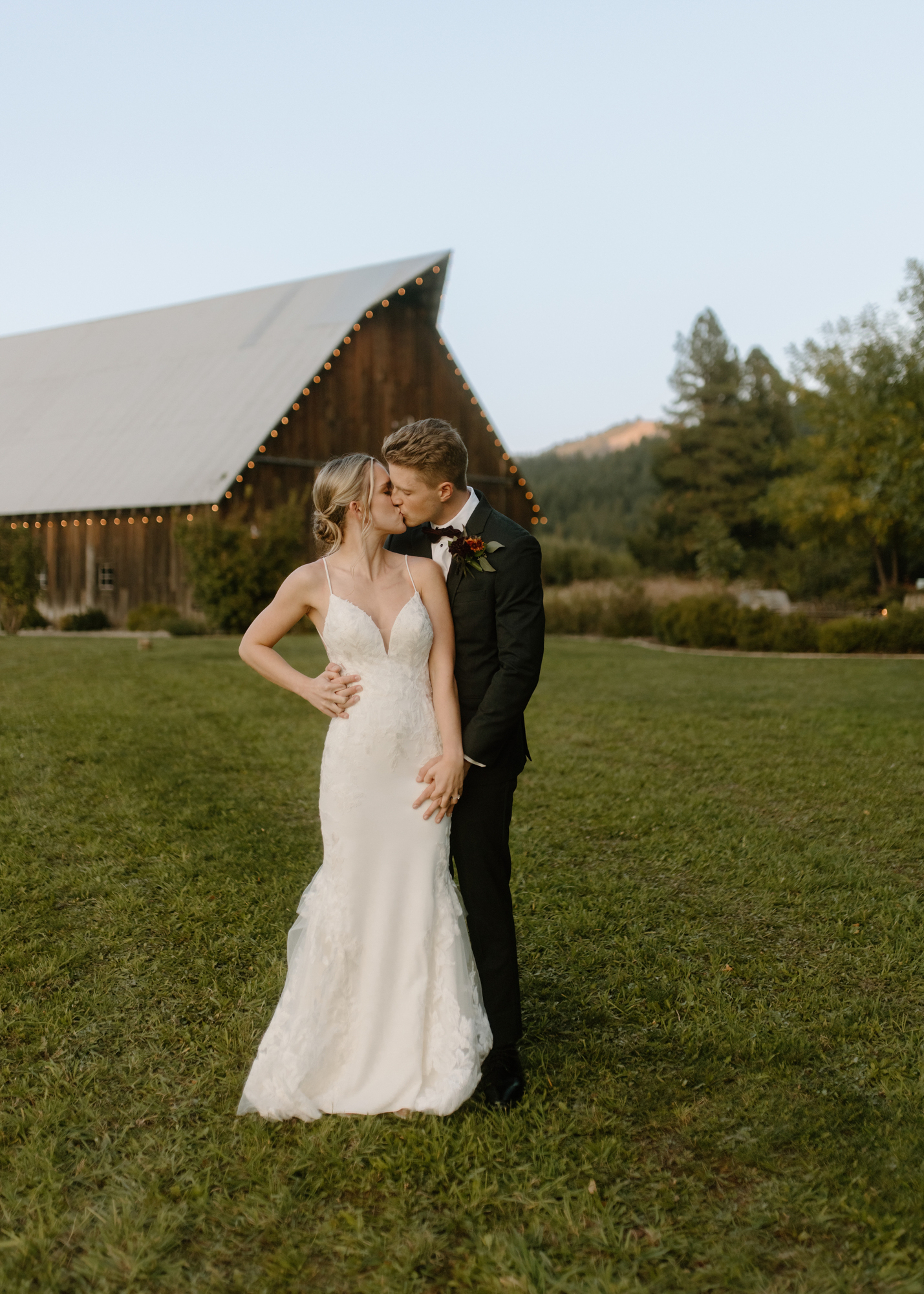 Tin Roof Barn Wedding Columbia River Gorge Oregon Wedding Photographer